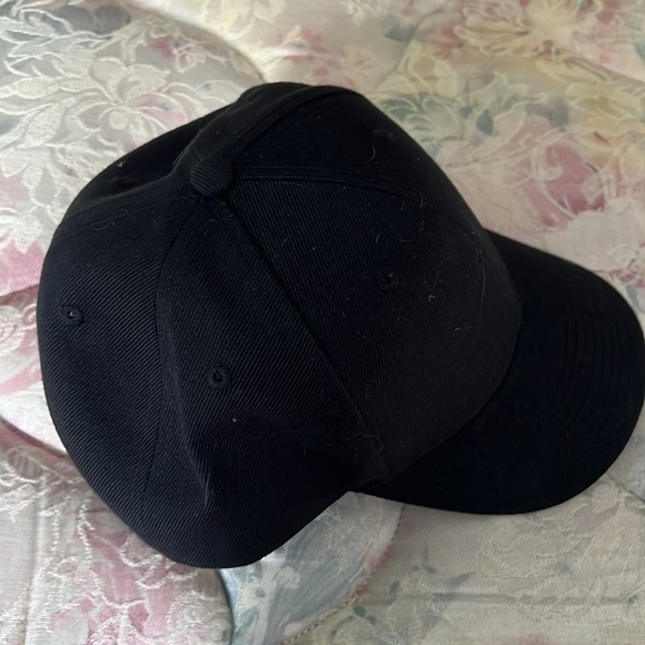 Lids Black Hat Classic 6-Panel Design - Picture 2 of 3